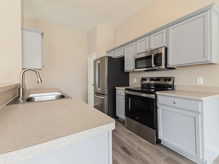 1008 Halifax Ln — Photo 7