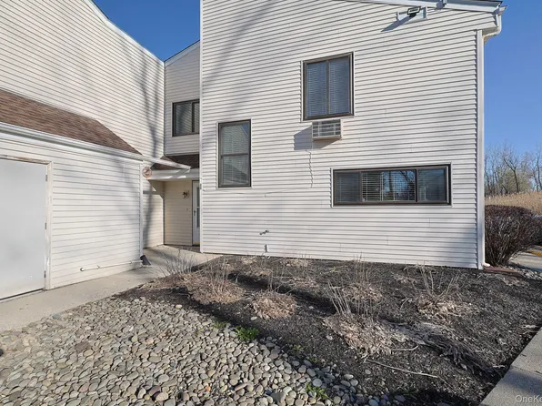 25 Pierces Rd APT 22, Newburgh, NY 12550