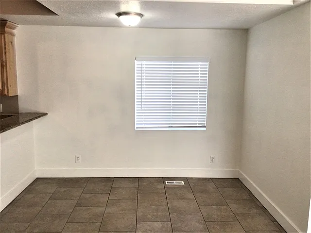 4 bed, 3.5 bath, 2100 sqft, $2,730 — Photo 4