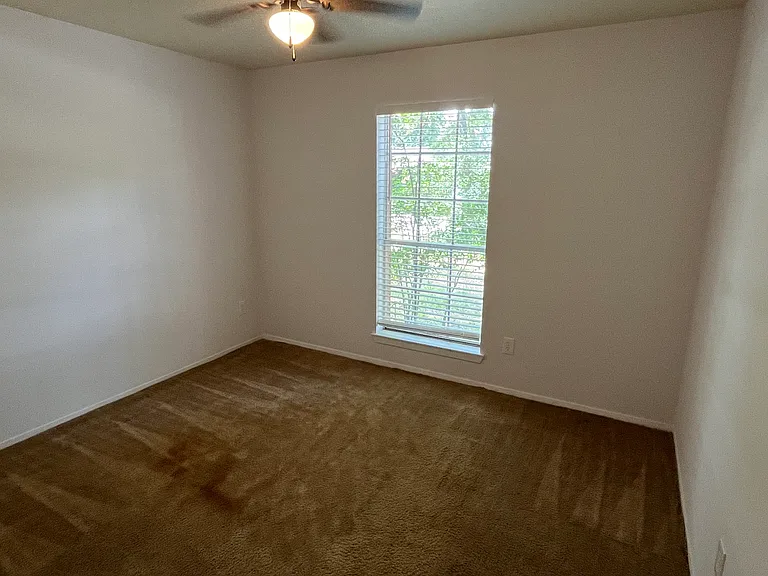 1712 Lindy Ln — Photo 11