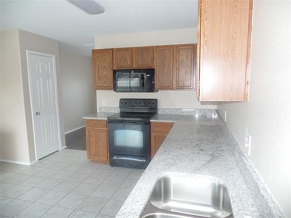 5th image of 924 Oakcrest Dr