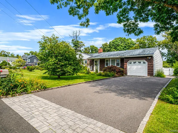 2345 Louis Kossuth Avenue, Ronkonkoma, NY 11779