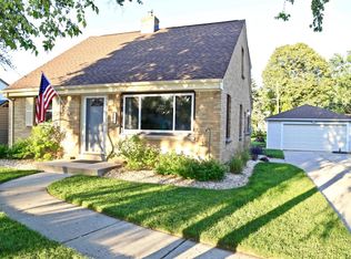 4154 N 95th St, Wauwatosa, WI 53222