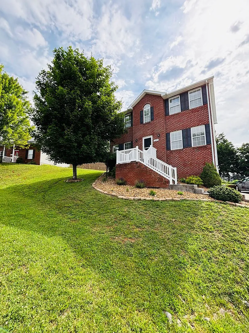 Spacious 4 Bedroom, 3.5 Bath House in New River Village — Photo 1