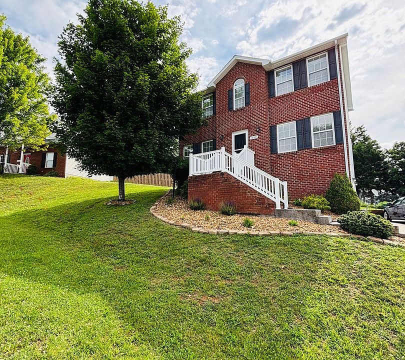1st image of 1050 New Village Dr NW