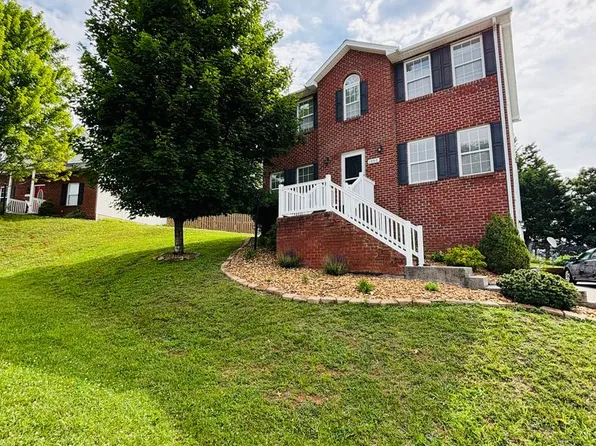 1050 New Village Dr NW, Christiansburg, VA 24073