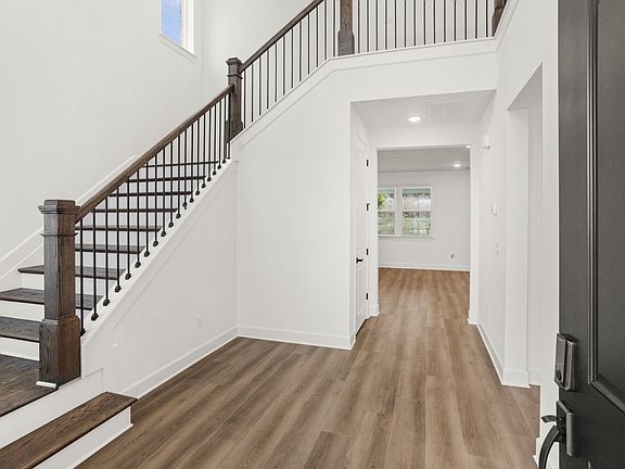 4th image of 115 E Hill St