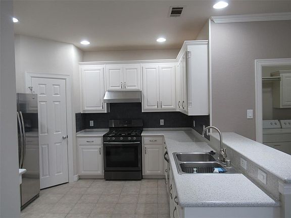 5th image of 605 Ashfield St