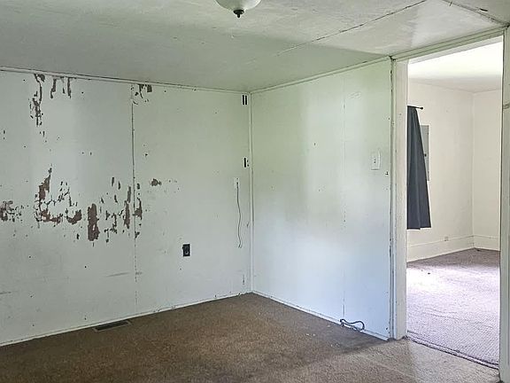 2nd image of 115 E Walnut St