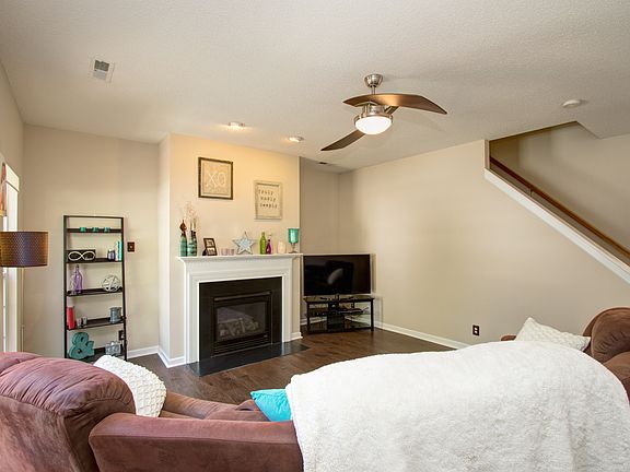 4th image of 914 Woodlake Dr