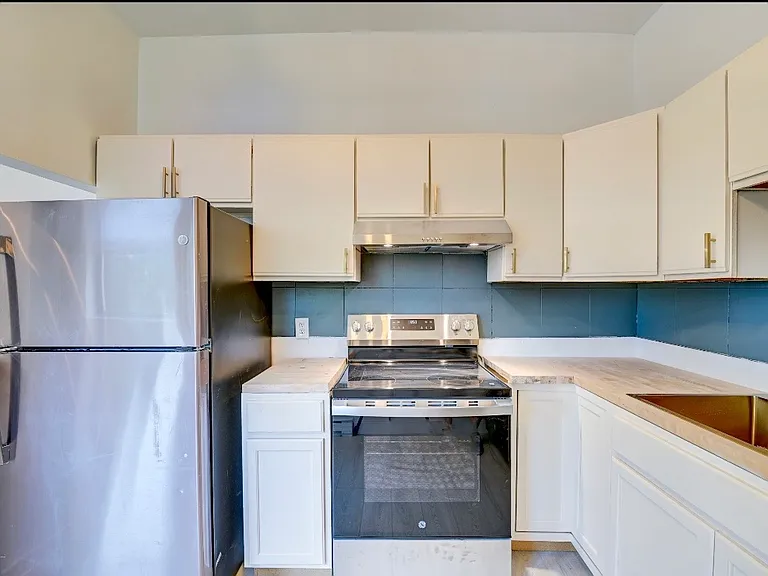 75 1st St #1 — Photo 7