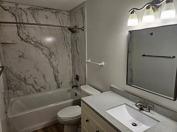 5th image of 4041 Overland Dr
