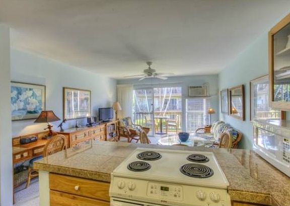 3rd image of 75-6100 Alii Dr APT B22