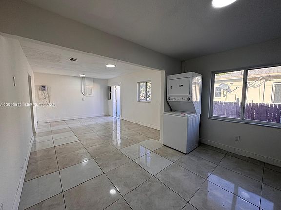 4th image of 2803 SW 26th St #B