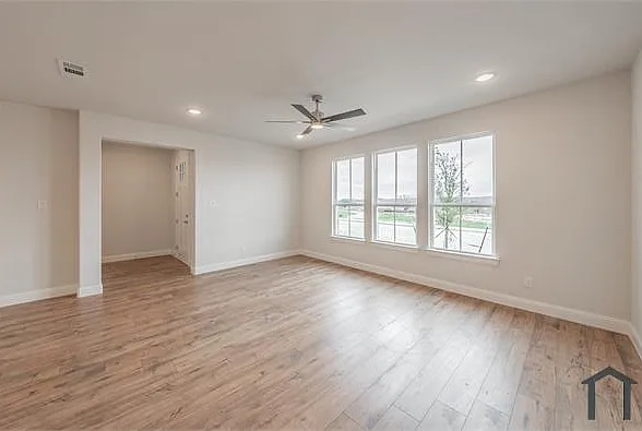 3 bed, 1907 sqft, $2,799 — Photo 4