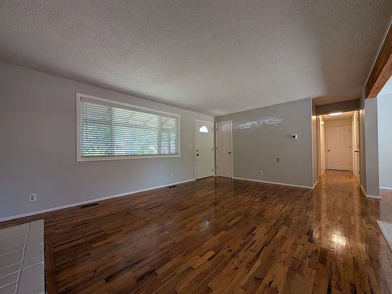 2425 Leyton Ln — Photo 5