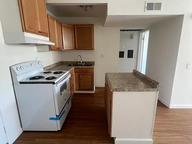 Lennox Lanai Apartments — Photo 12
