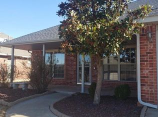 704 S Castle Ridge Ln, Mustang, OK 73064