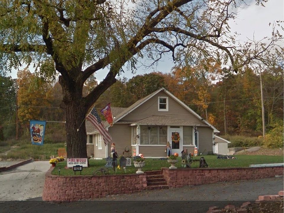 2nd image of 829 Ringwood Ave