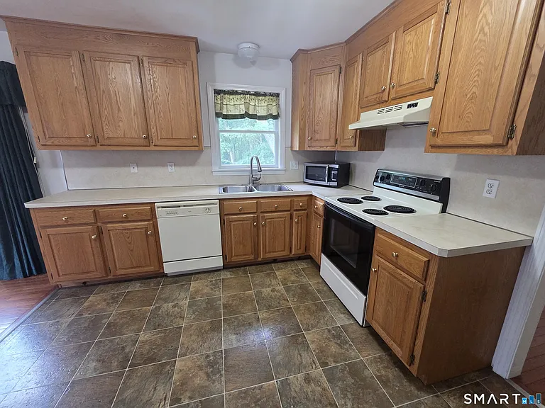 15 Elizabeth Dr — Photo 3