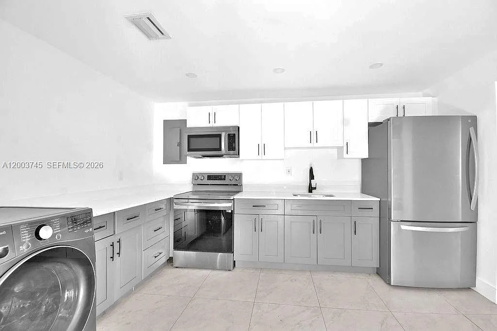 3 bed, 2.0 bath, 1300 sqft, $2,800 — Photo 2
