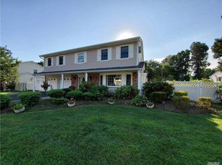 152 Wedgewood Dr, Hauppauge, NY
