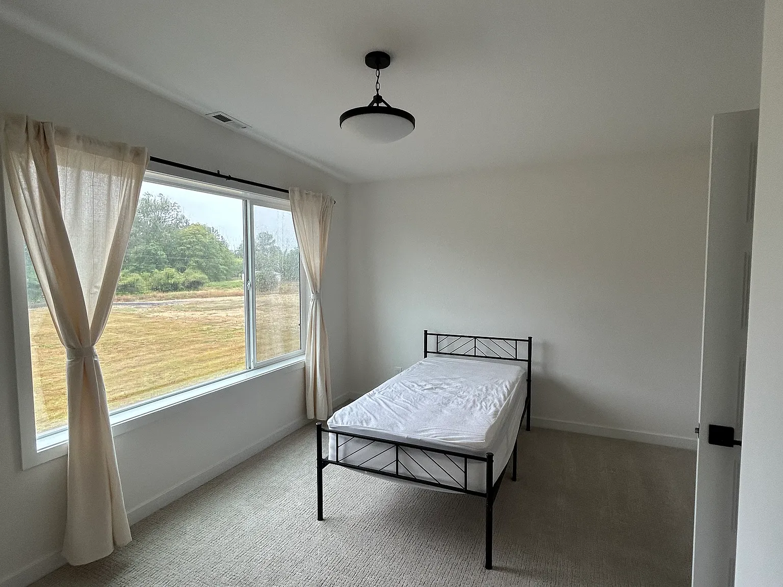 3 bed, 1910 sqft, $1,000 — Photo 2