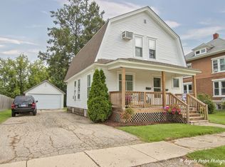 521 Burbank Ave, Woodstock, IL 60098