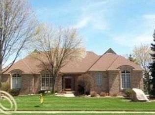 5582 Clearview Dr, Troy, MI