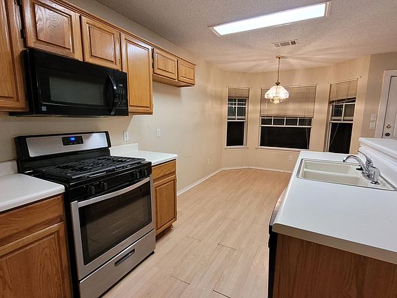 4th image of 1204 Cedar Oaks Dr