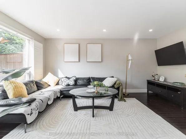 2 Lynedock Cres, Toronto, ON M3A 2A8