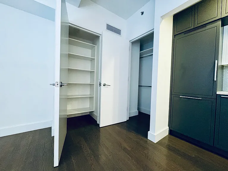 432 W 52nd St #5E — Photo 7