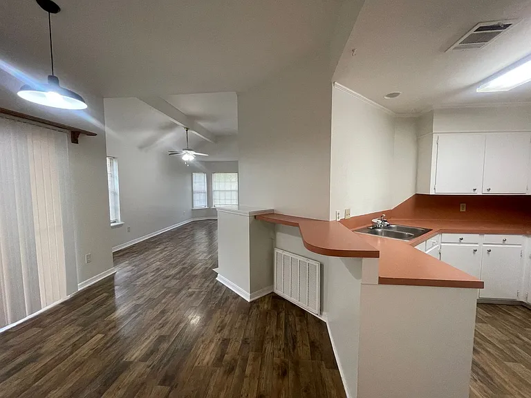 1416 Williamsburg Dr — Photo 5