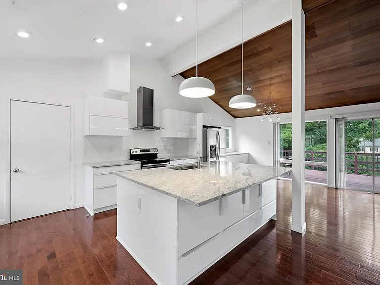 8811 Burbank Rd — Photo 8