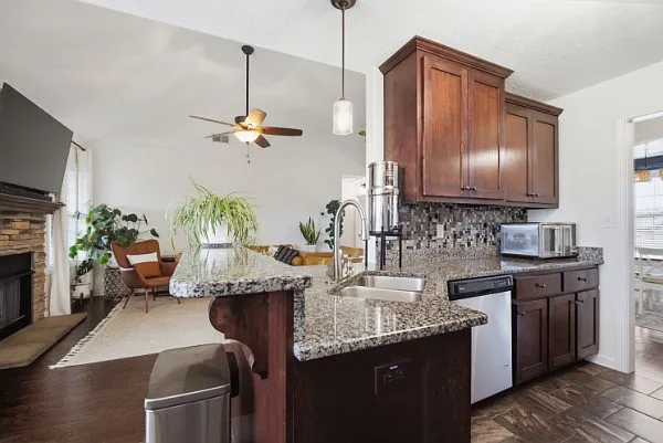4 bed, 2420 sqft, $2,350 — Photo 4