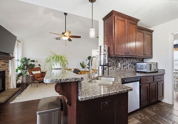4th image of 1060 Henry Place Blvd