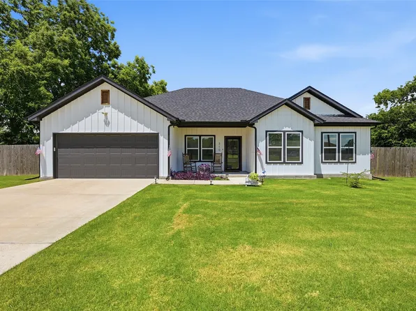 310 N Water St, Savoy, TX 75479