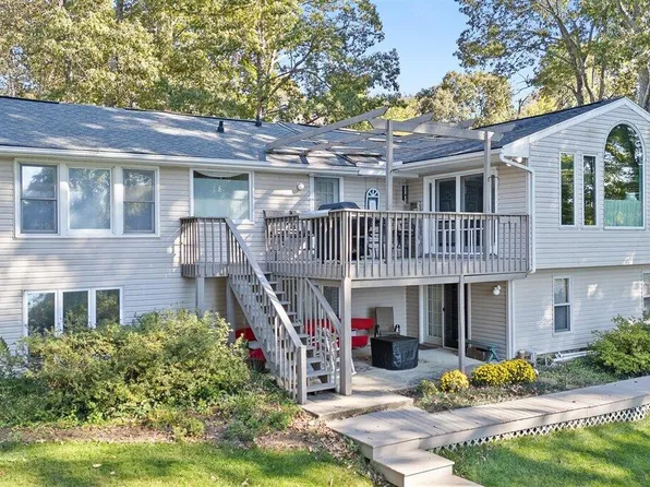 121 Sunset Point Dr, Moneta, VA 24121