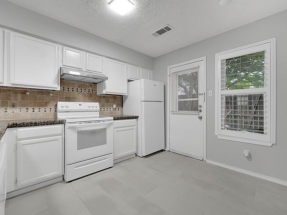 3rd image of 2111 E Belt Line Rd