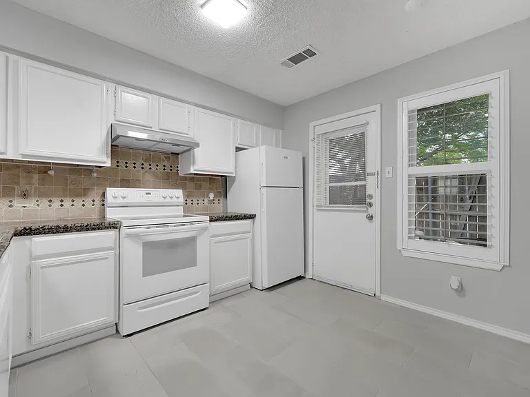 2111 E Belt Line Rd — Photo 3