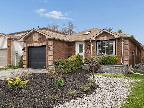 3rd image of 132 Athabaska Rd
