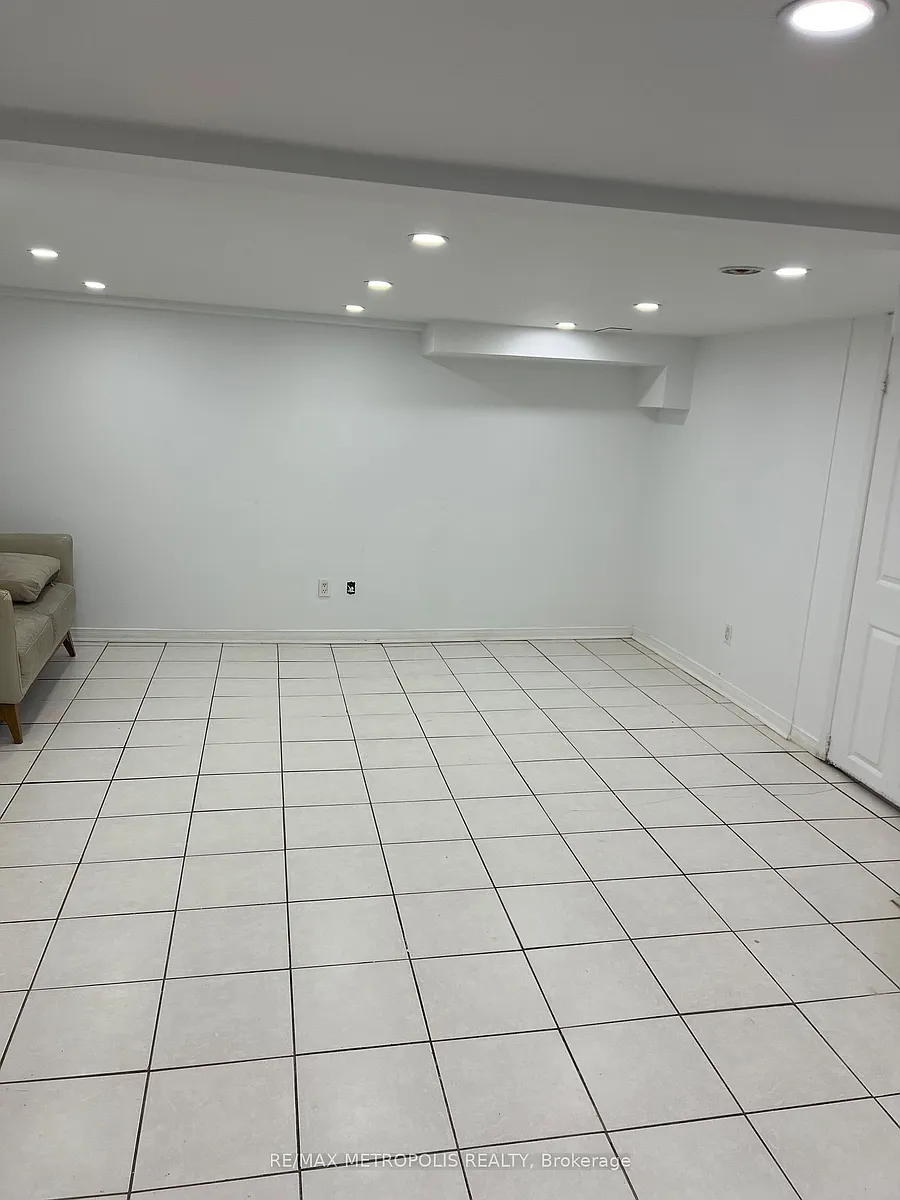 Building Photo - 3244 Lawrence Ave E #BASEMENT