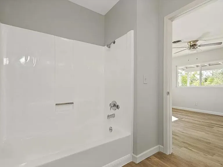 Bath tub and shower