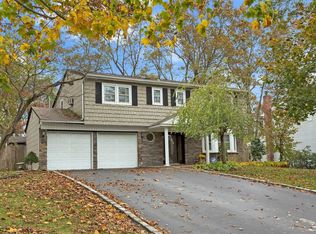 28 Tulipwood Dr, Commack, NY