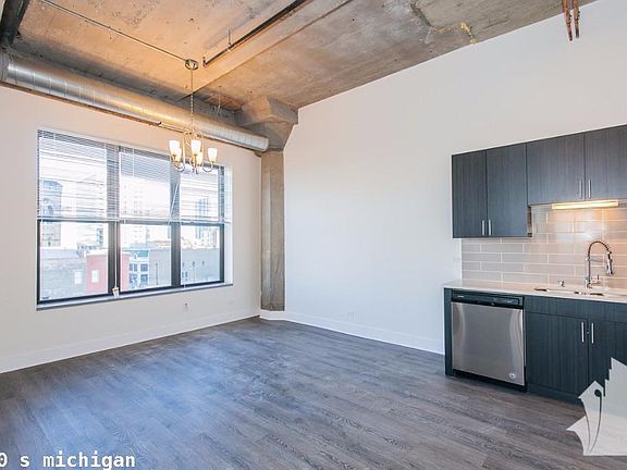 5th image of 2040 S Michigan Ave #816