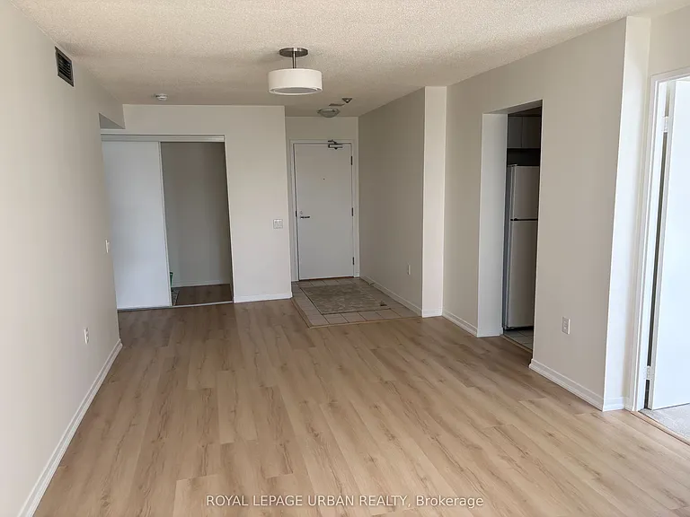 21 Overlea Blvd #902 — Photo 3