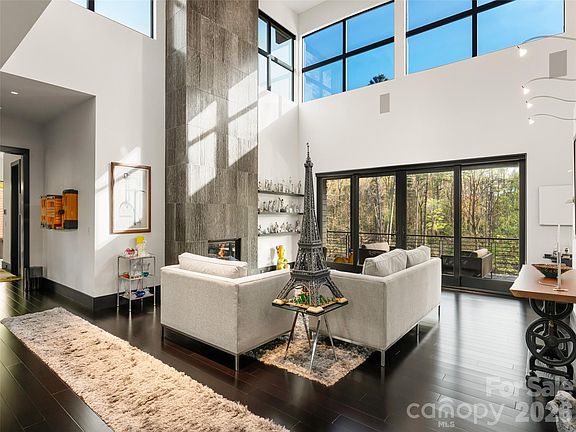 5th image of 32 Brookline Dr
