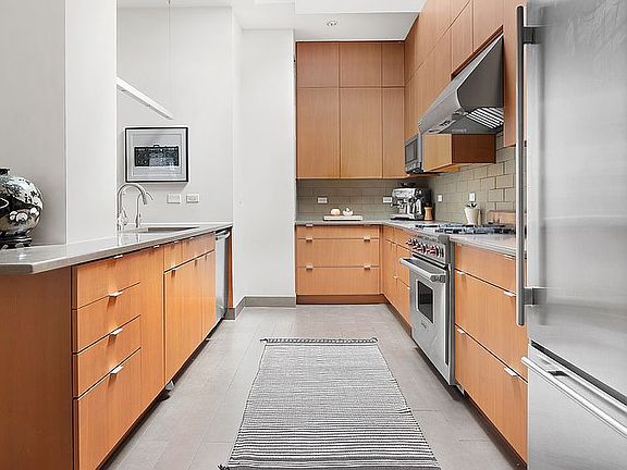 3rd image of 135 W 17th St Unit Ph6c