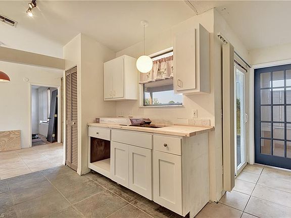 3rd image of 723 Chemstrand St E