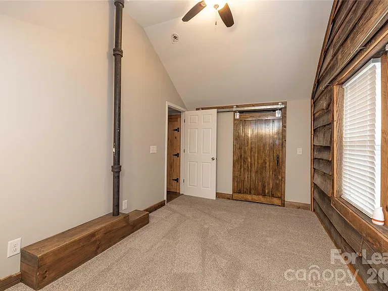 123 E 2nd St — Photo 37